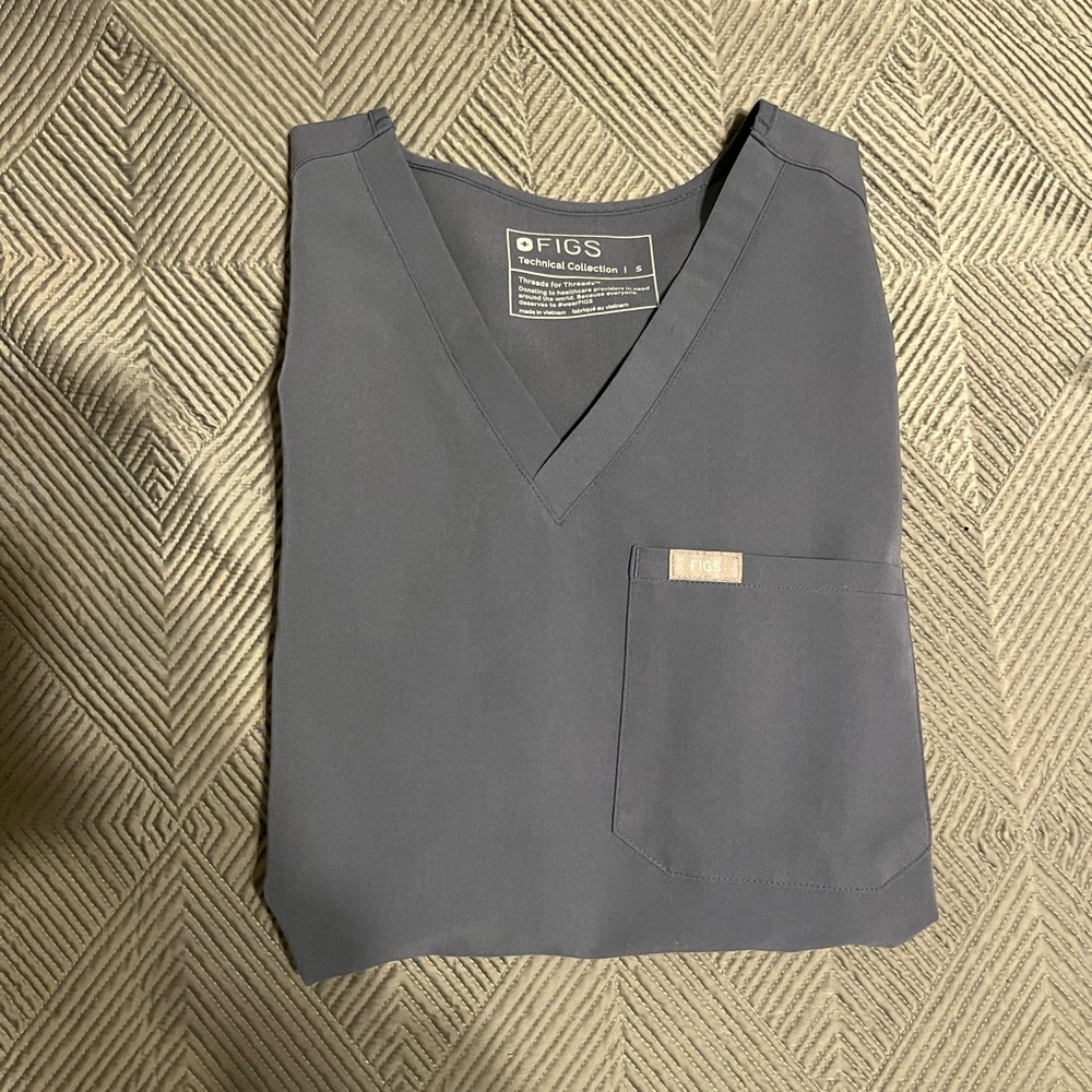 Women’s FIGS one pocket scrub top